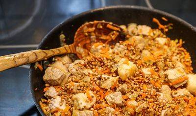 Гречка с мясом в горшочке в духовке