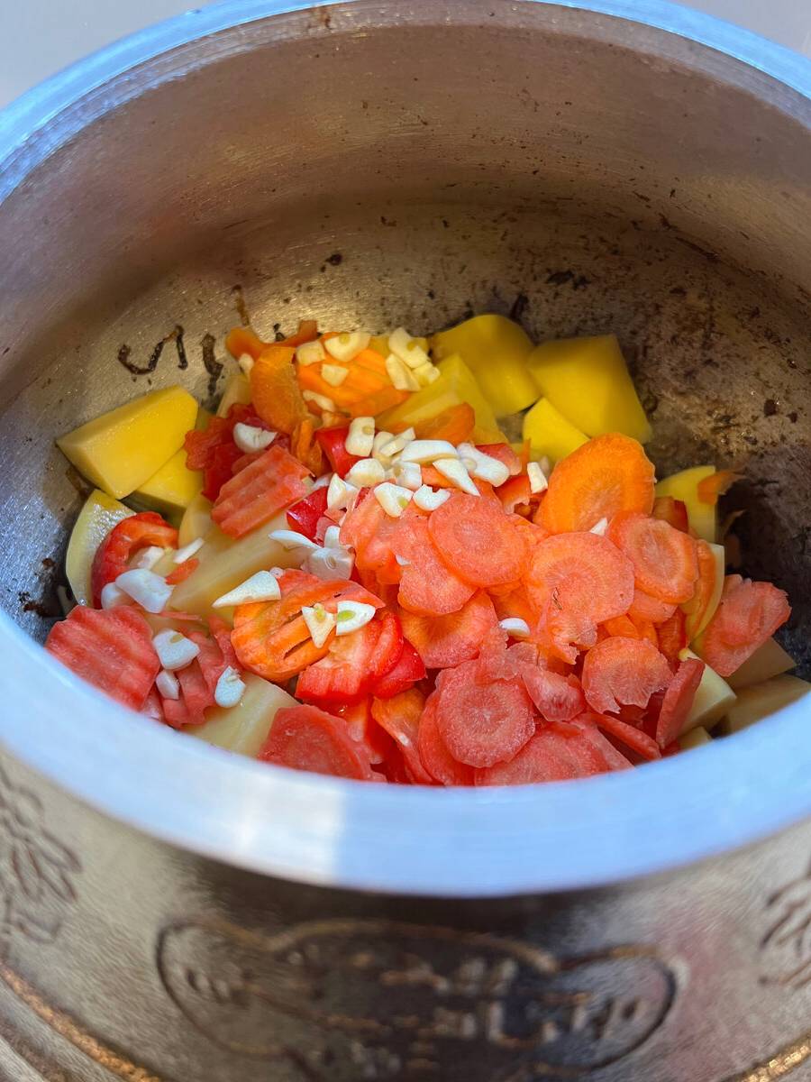 Говядина с овощами в афганском казане