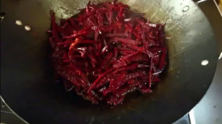 Борщ в афганском казане на плите