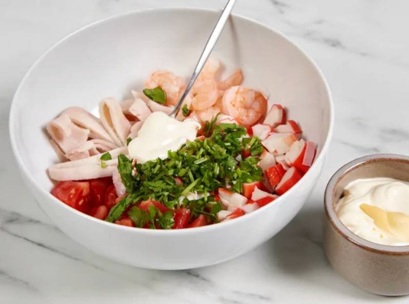 Морской салат из морепродуктов с кальмарами, креветками и крабовыми палочками