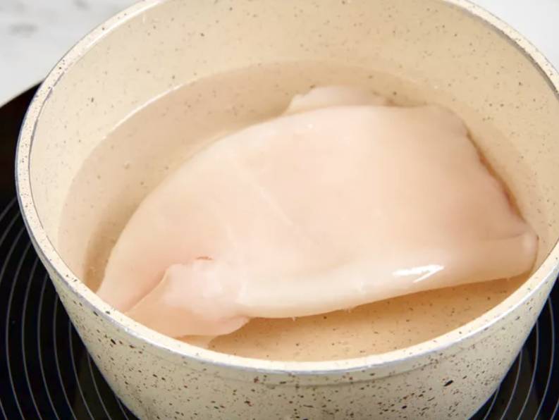 Морской салат из морепродуктов с кальмарами, креветками и крабовыми палочками