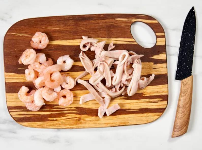 Морской салат из морепродуктов с кальмарами, креветками и крабовыми палочками