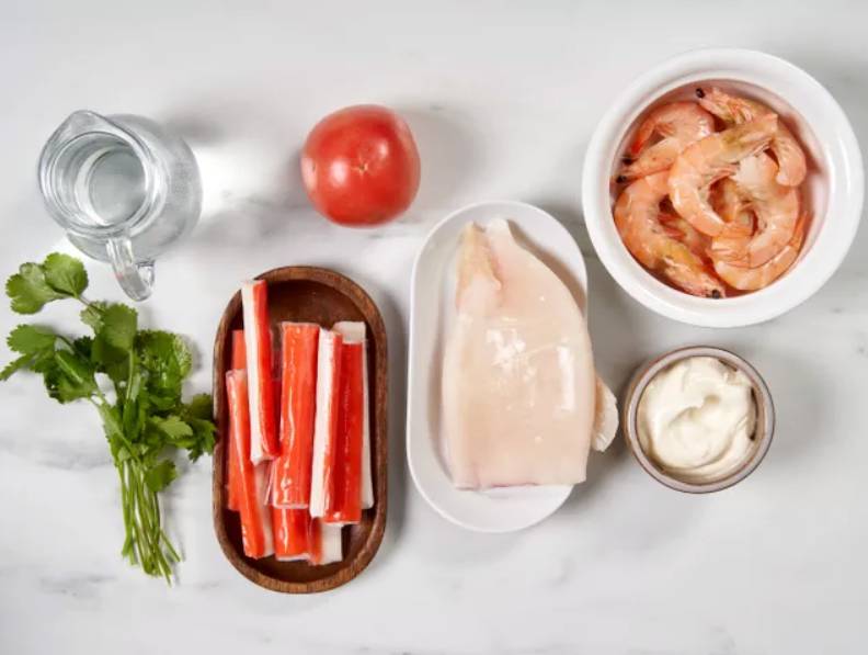 Морской салат из морепродуктов с кальмарами, креветками и крабовыми палочками