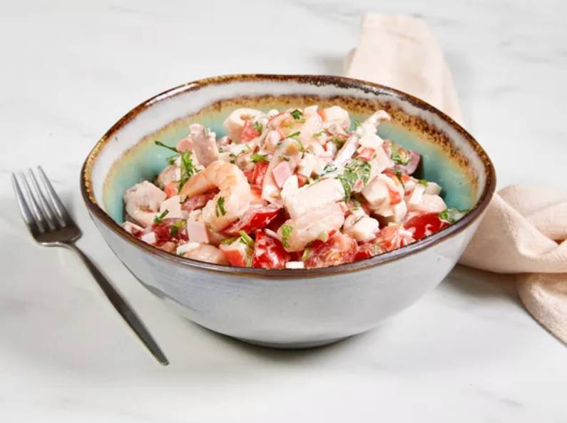 Морской салат из морепродуктов с кальмарами, креветками и крабовыми палочками