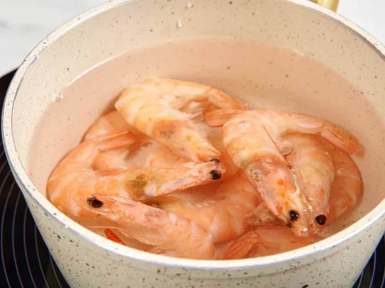 Морской салат из морепродуктов с кальмарами, креветками и крабовыми палочками