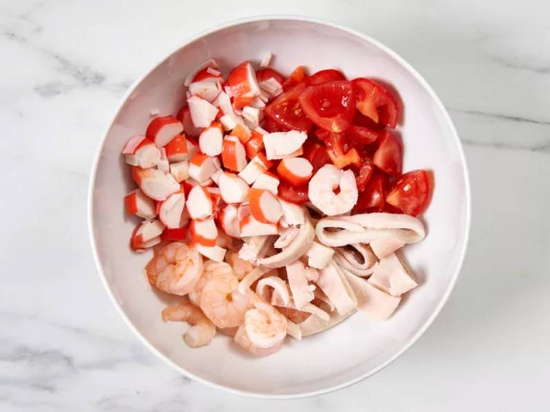 Морской салат из морепродуктов с кальмарами, креветками и крабовыми палочками