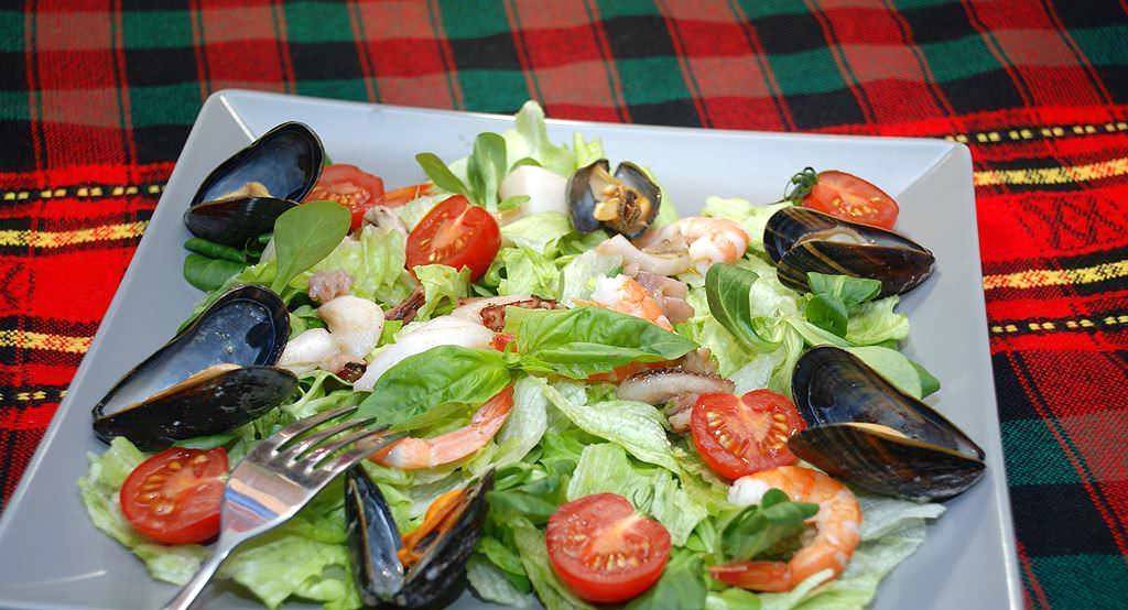 Морской салат из морепродуктов с кальмарами и креветками