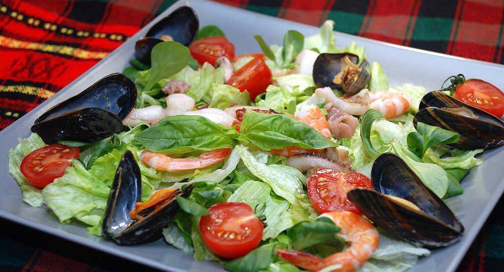 Морской салат из морепродуктов с кальмарами и креветками