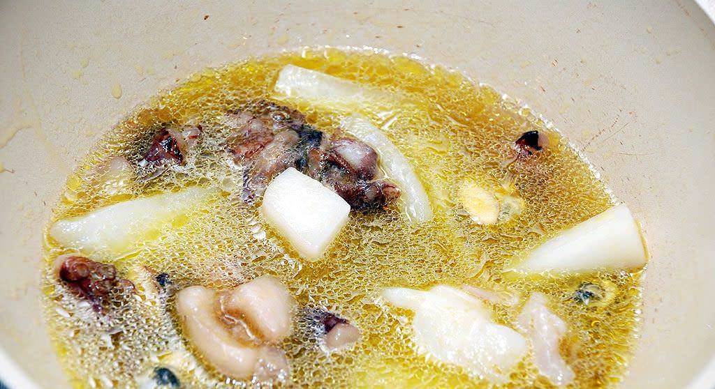 Морской салат из морепродуктов с кальмарами и креветками