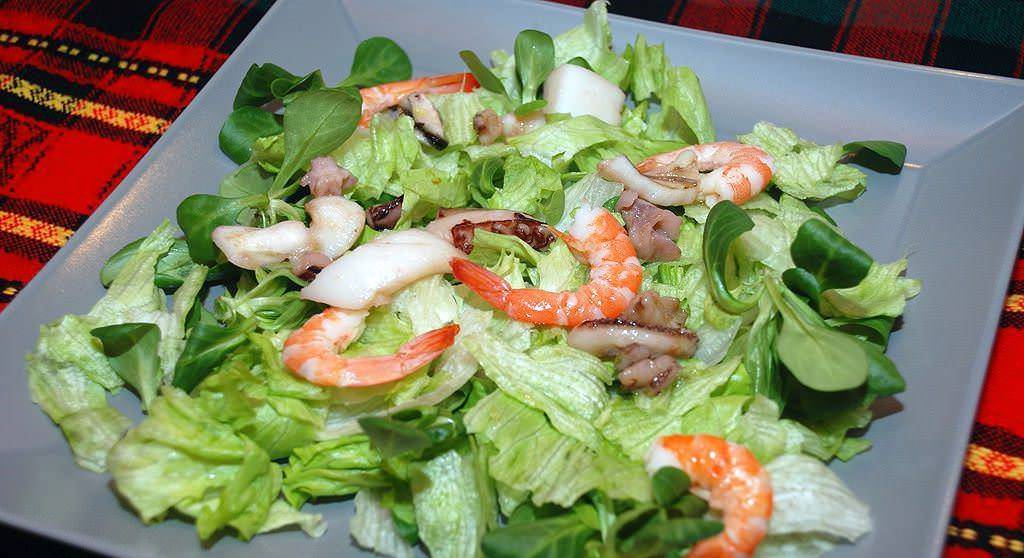 Морской салат из морепродуктов с кальмарами и креветками
