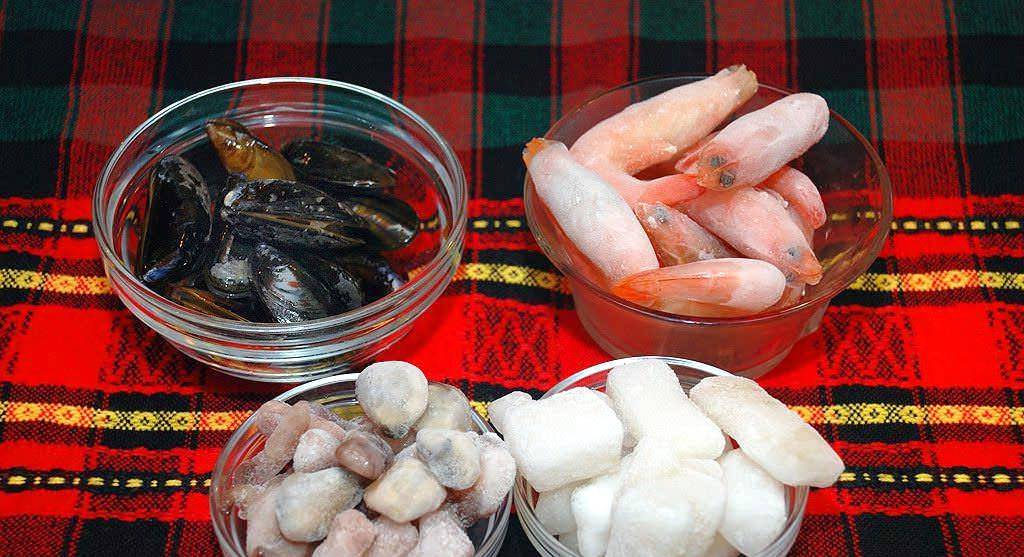 Морской салат из морепродуктов с кальмарами и креветками