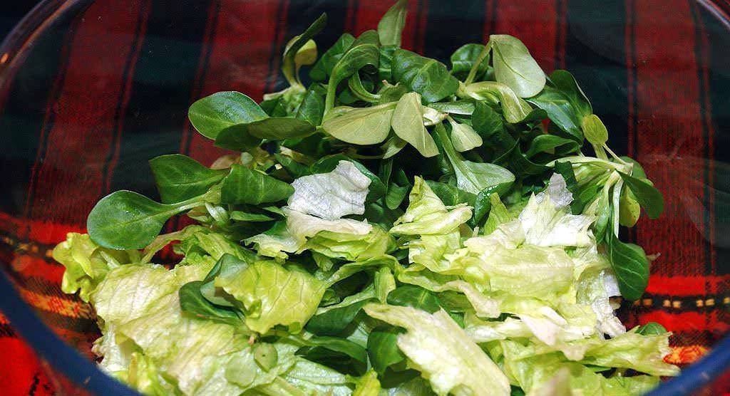 Морской салат из морепродуктов с кальмарами и креветками