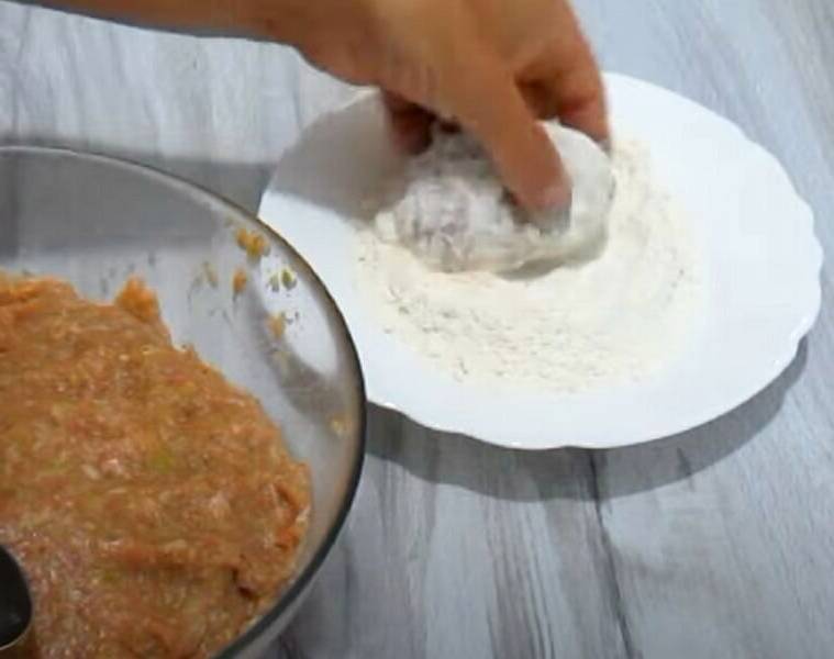 Капустные котлеты из сырой капусты с фаршем на сковороде