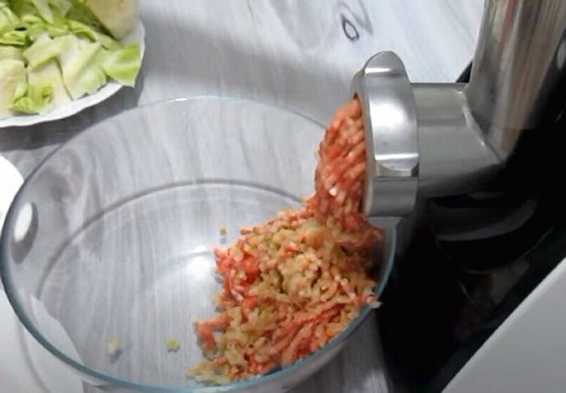 Капустные котлеты из сырой капусты с фаршем на сковороде