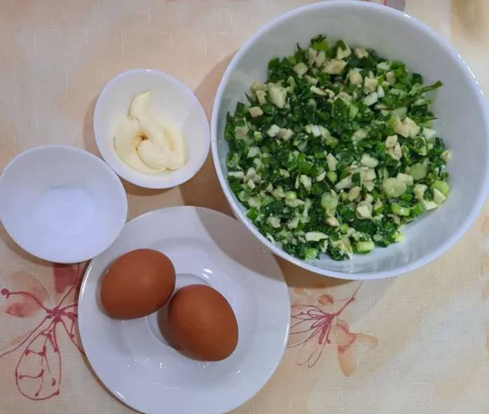 Луковый салат с яйцом