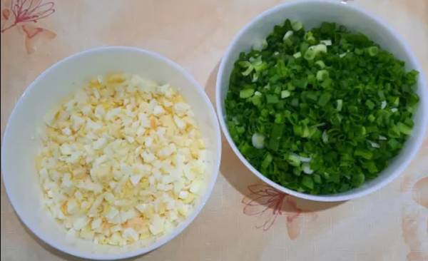 Луковый салат с яйцом