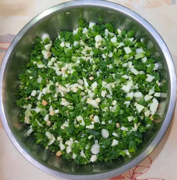 Луковый салат с яйцом