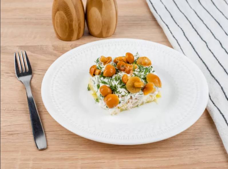 Салат «Лесная поляна» с опятами классический