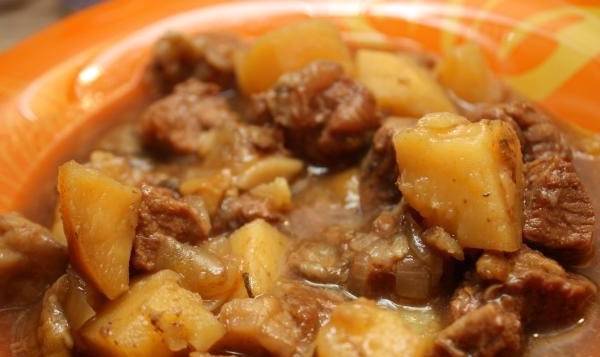 Жаркое с мясом, картошкой, грибами в горшочках в духовке