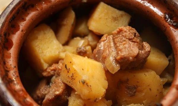 Жаркое с мясом, картошкой, грибами в горшочках в духовке
