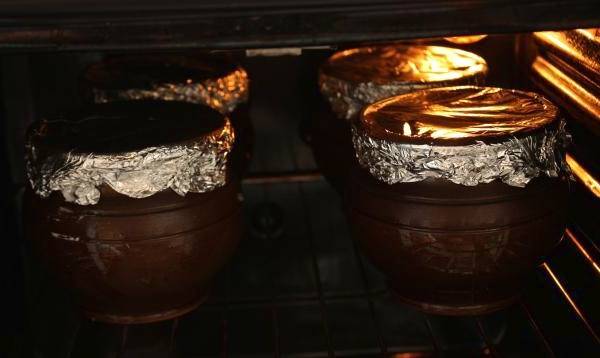 Жаркое с мясом, картошкой, грибами в горшочках в духовке