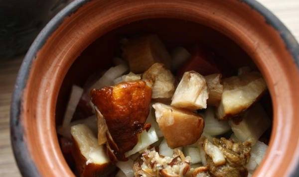 Жаркое с мясом, картошкой, грибами в горшочках в духовке
