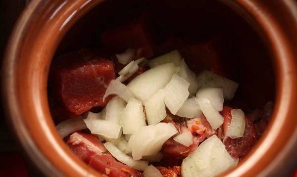 Жаркое с мясом, картошкой, грибами в горшочках в духовке