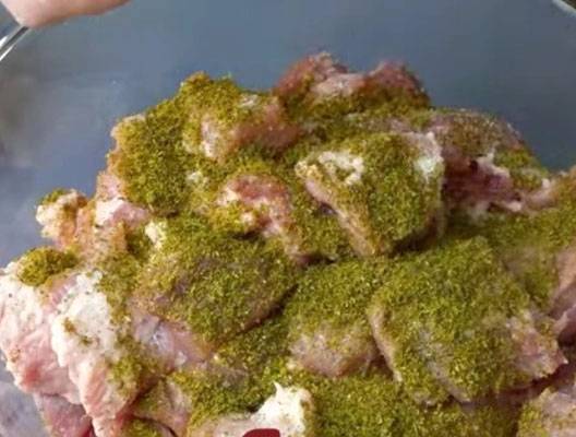 Шашлык из свинины с луком в рукаве в духовке