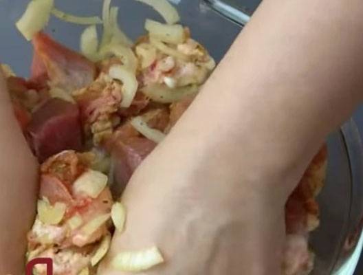 Шашлык из свинины с луком в рукаве в духовке