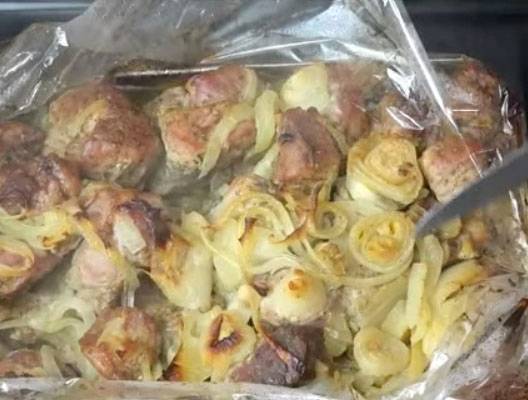 Шашлык из свинины с луком в рукаве в духовке