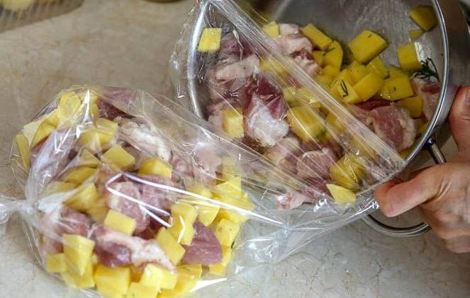 Картошка с мясом в рукаве для запекания в духовке