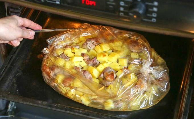 Картошка с мясом в рукаве для запекания в духовке