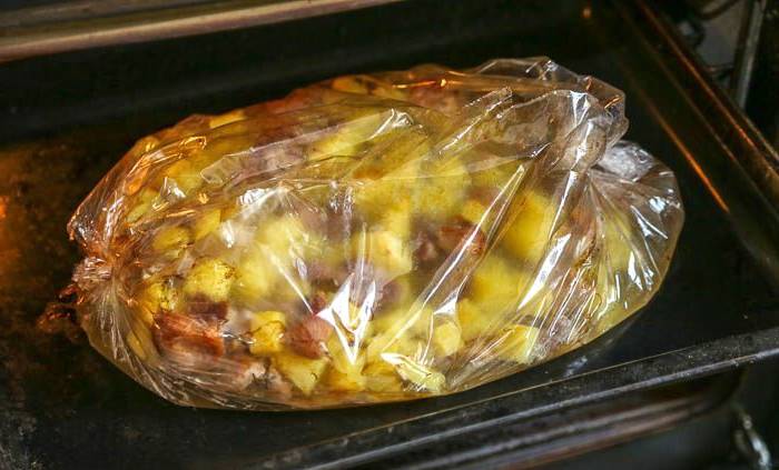 Картошка с мясом в рукаве для запекания в духовке