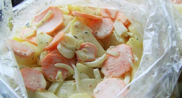 Куриные бедра с картошкой в рукаве для запекания в духовке