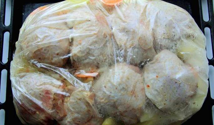 Куриные бедра с картошкой в рукаве для запекания в духовке