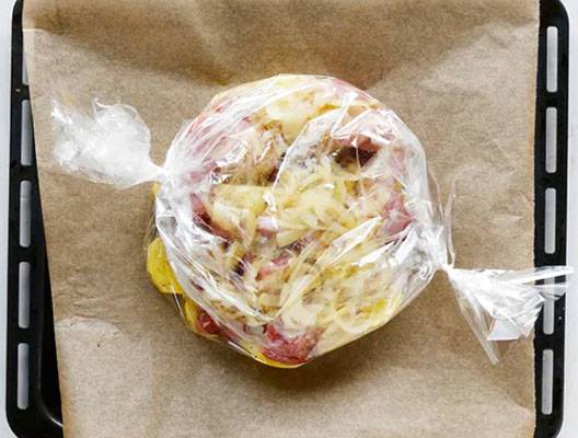 Картошка со свининой в рукаве для запекания в духовке
