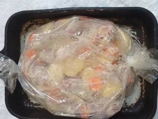 Куриные голени с картошкой в рукаве в духовке