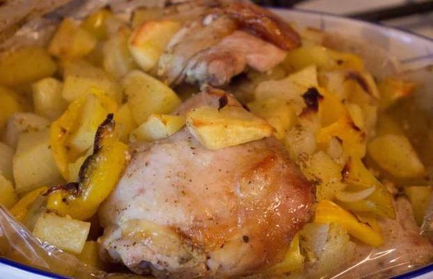 Картошка с куриными бедрами в рукаве в духовке