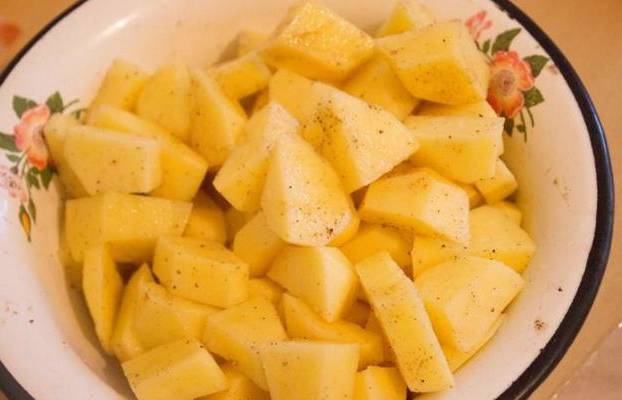 Картошка с куриными бедрами в рукаве в духовке