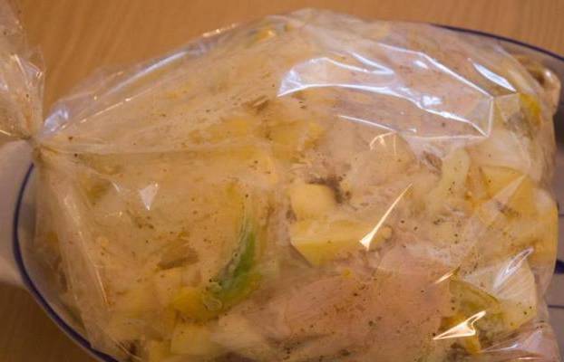 Картошка с куриными бедрами в рукаве в духовке