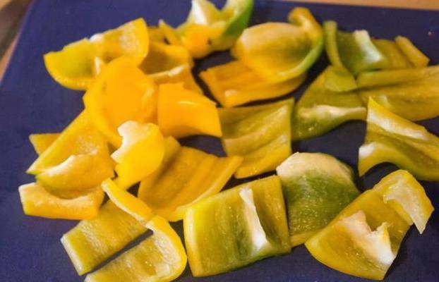 Картошка с куриными бедрами в рукаве в духовке