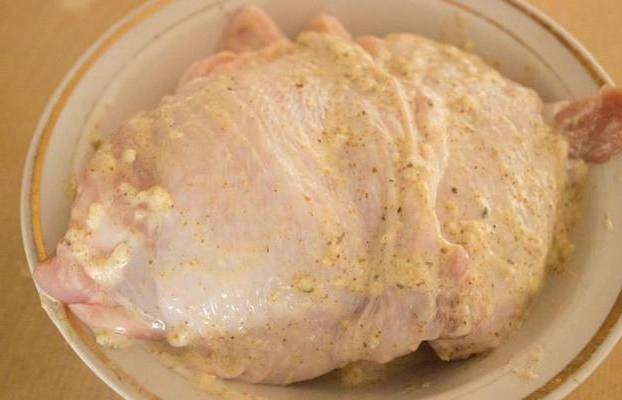 Картошка с куриными бедрами в рукаве в духовке