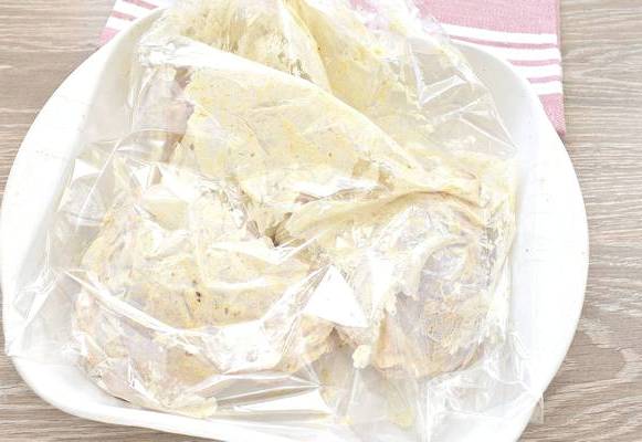 Куриные бедра в рукаве для запекания в духовке
