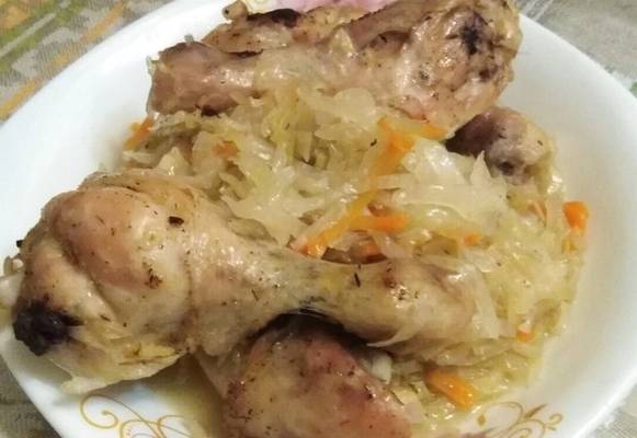 Капуста с куриными голенями в рукаве в духовке