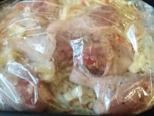 Капуста с куриными голенями в рукаве в духовке