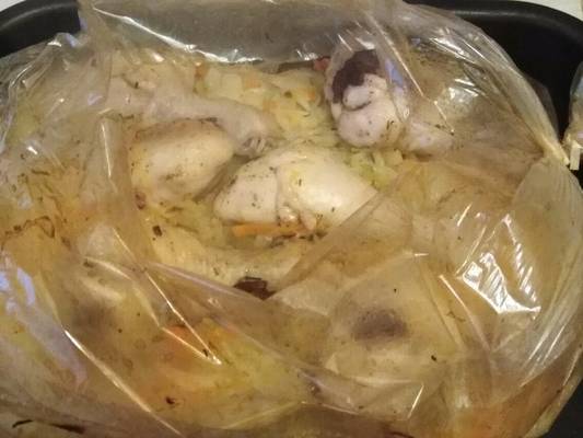 Капуста с куриными голенями в рукаве в духовке