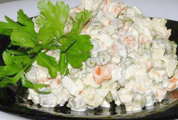 Мясной салат с колбасой