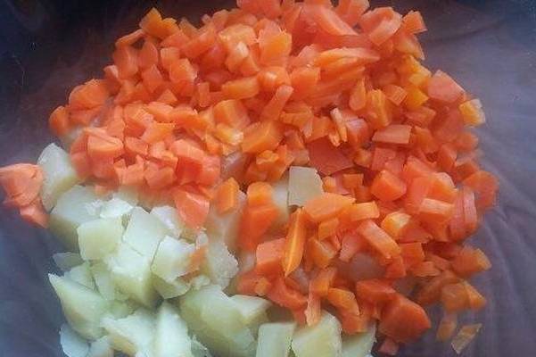Мясной салат с колбасой