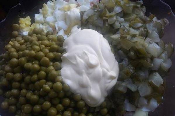 Мясной салат с колбасой