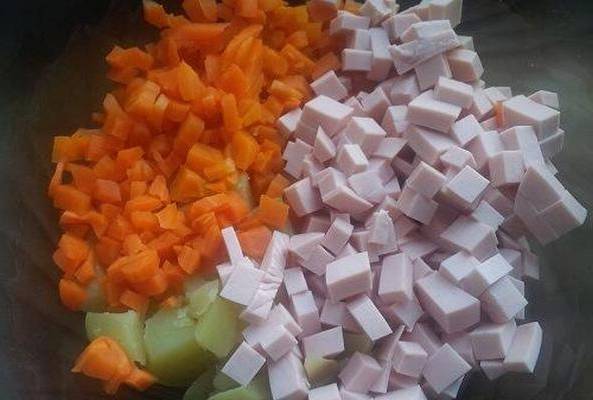 Мясной салат с колбасой